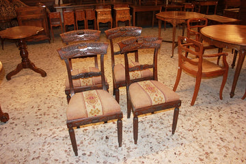 Groupe de 4 chaises de style Empire français à dossiers richement sculptés