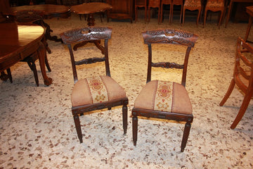Gruppo di 4 sedie francesi stile Impero con schienale riccamente intagliato