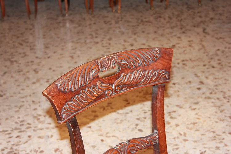 Gruppo di 4 sedie francesi stile Impero con schienale riccamente intagliato