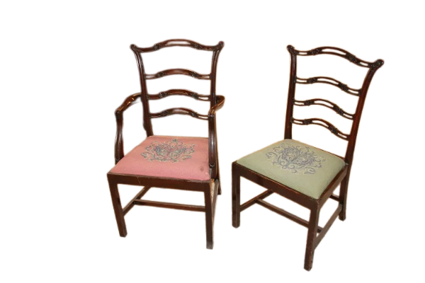 Gruppo di 8 sedie Inglesi stile Chippendale del 1800 in legno di mogano con seduta ricamata a piccolo punto