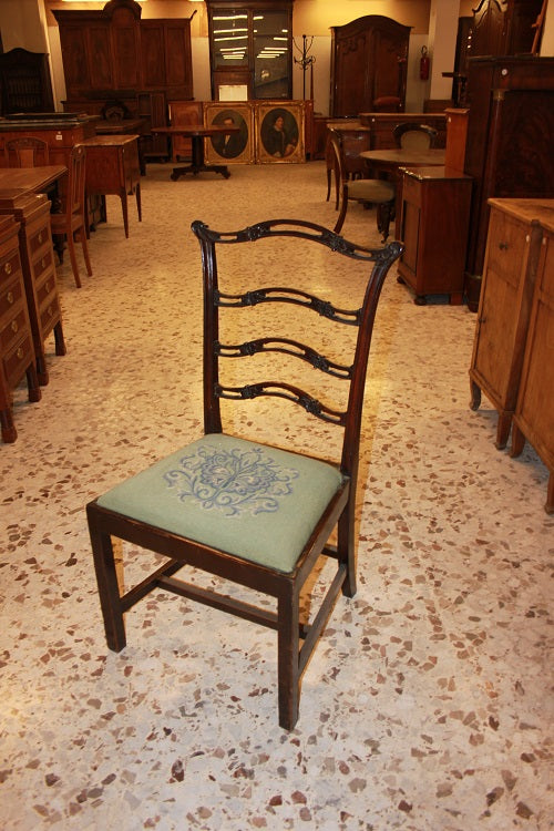 Gruppo di 8 sedie Inglesi stile Chippendale del 1800 in legno di mogano con seduta ricamata a piccolo punto