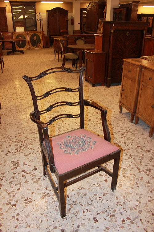 Gruppo di 8 sedie Inglesi stile Chippendale del 1800 in legno di mogano con seduta ricamata a piccolo punto
