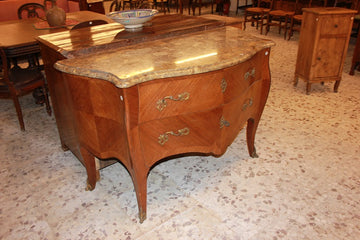 Grande cassettone comò Luigi XV di metà 1800 Francese In legno di Bois de rose Con grande piano in marmo