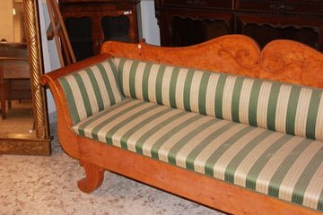 Canapé de style Biedermeier d'Europe du Nord datant de 1800 en bois de bouleau avec motifs sculptés