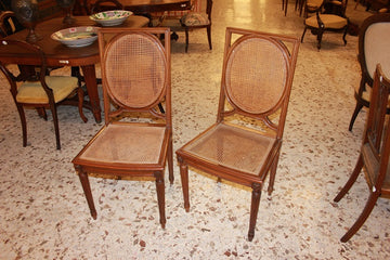 Groupe de 8 chaises Louis XVI des années 1800 en bois d'acajou canné