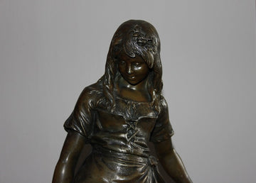 Sculpture française des années 1800 représentant une jeune fille Cosette tenant un petit pot à la main