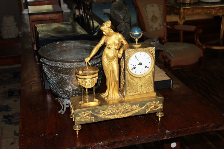 Orologio da tavolo francese del 1800 Impero in bronzo dorato Raffigurante Ipazia