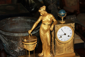 Pendule de table Empire française des années 1800 en bronze doré représentant Hypatie