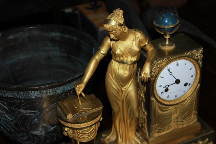 Orologio da tavolo francese del 1800 Impero in bronzo dorato Raffigurante Ipazia