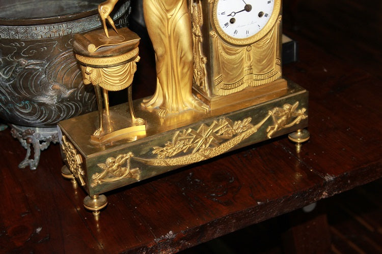 Orologio da tavolo francese del 1800 Impero in bronzo dorato Raffigurante Ipazia