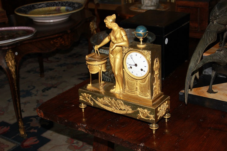 Orologio da tavolo francese del 1800 Impero in bronzo dorato Raffigurante Ipazia