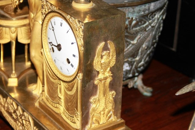 Orologio da tavolo francese del 1800 Impero in bronzo dorato Raffigurante Ipazia