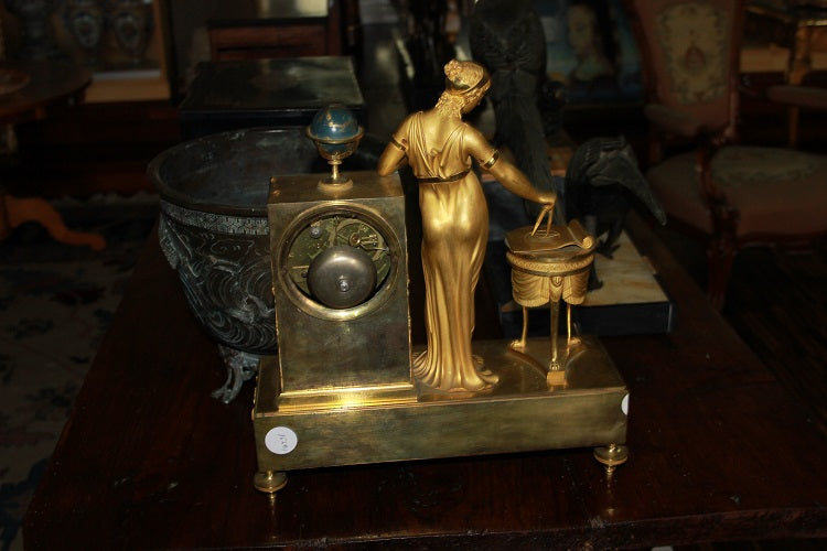 Orologio da tavolo francese del 1800 Impero in bronzo dorato Raffigurante Ipazia