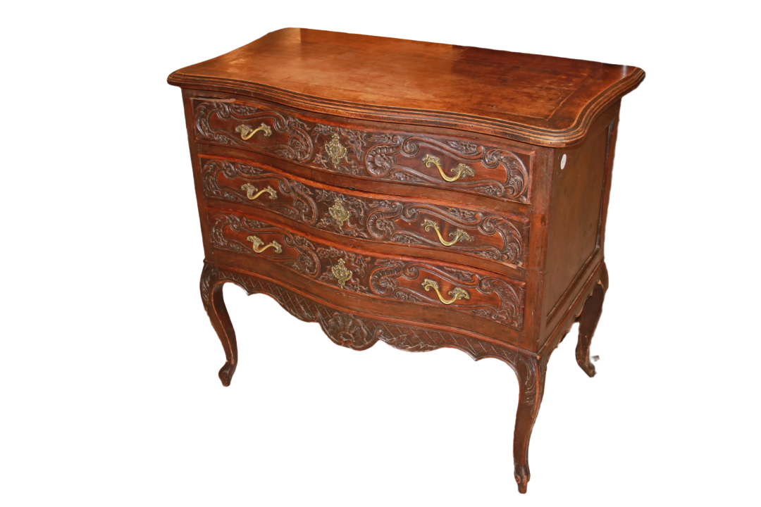Piccolo comò francese stile Provenzale del 1800 riccamente intagliato in Noce