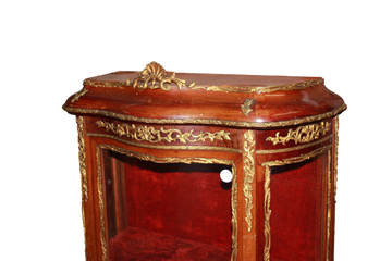 Vetrina francese stile Transizione del 1800 in mogano con ricchi Bronzi