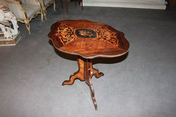 Table à voile festonnée à plateau richement marqueté, XIXe siècle