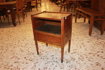 Tavolino comodino con cassetto laterale e vano a giorno del 1800 in ciliegio