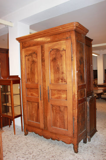 Early 1800s Provencal Walnut Wardrobe with 2 Closed Doors