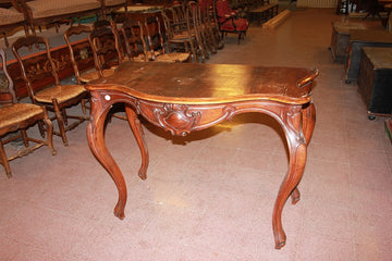 Table console italienne du milieu du 19ème siècle de style Louis Philippe en bois de noyer