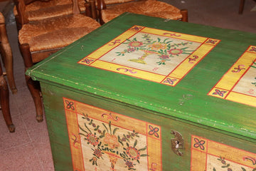 Grand coffre tyrolien de 1800 peint à motif floral