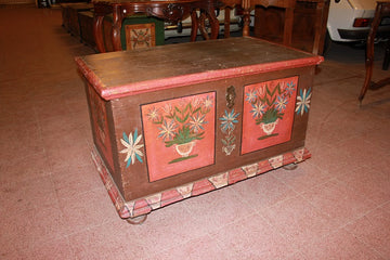 Grand coffre de style tyrolien laqué marron de 1800 peint à motif floral