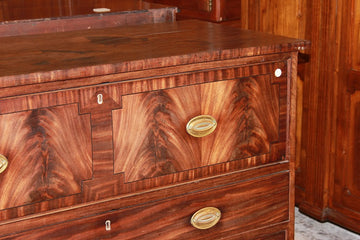 Victorian Style English Chest of Drawers from the 1800s in Mahogany and Mahogany Feather