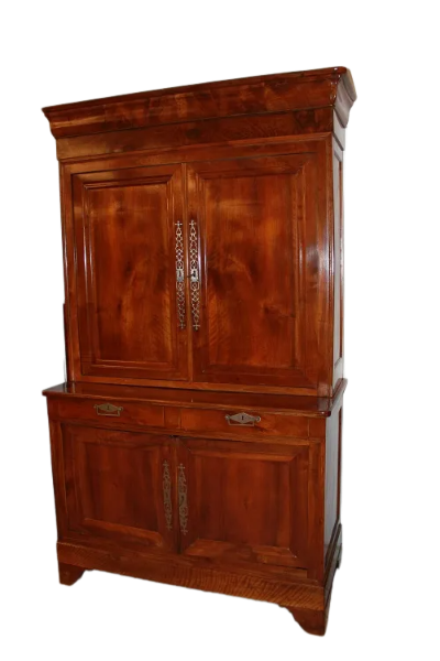Buffet à deux corps français en bois de noyer datant de 1800 avec 4 portes