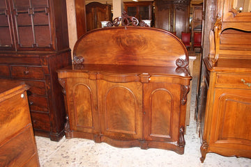 Buffet Sideboard anglaise du 19ème siècle en bois de mahogany avec une corniche sculptée