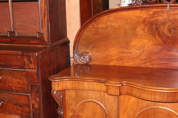 Buffet Sideboard anglaise du 19ème siècle en bois de mahogany avec une corniche sculptée