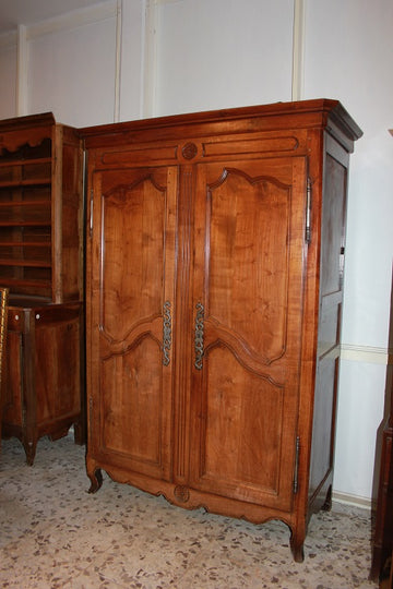 Provençal Two-Door Wardrobe with Carved Motifs on Doors, late 1700s, in Walnut