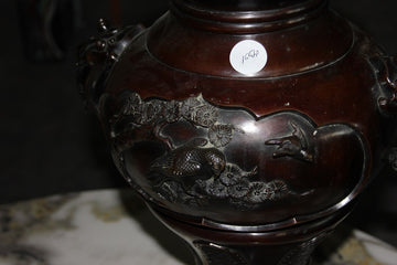 Grand vase chinois du XIXe siècle en bronze avec des animaux en relief