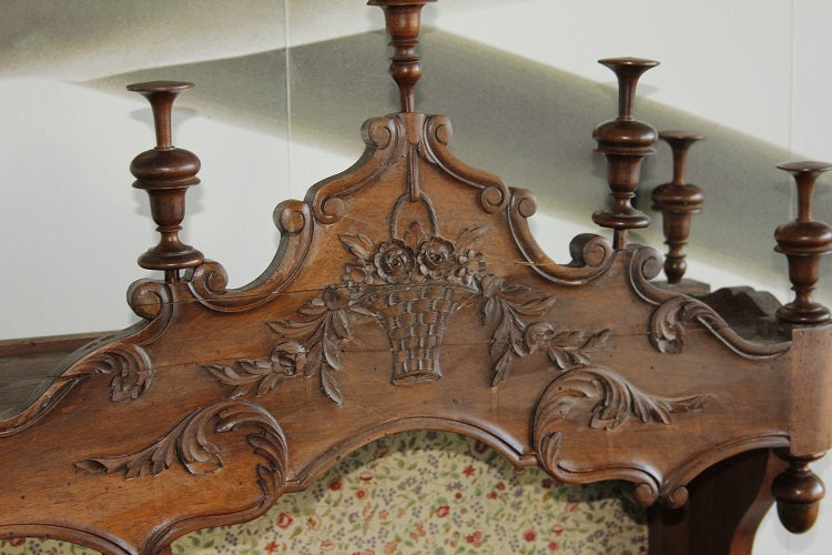 Etagere provenzale del XIX secolo in legno di noce con intagli
