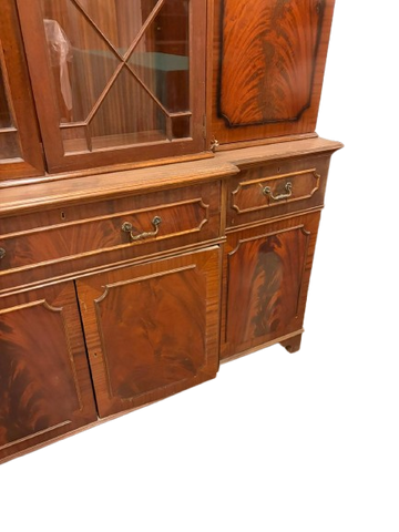 Elegante bookcase inglese in mogano, risalente all’inizio del Novecento