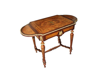 Précieuse petite table Louis XVI à ailes des années 1800, richement marquetée