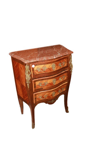 Piccolo cassettone comoncino stile Luigi XV a 3 cassetti con bronzi e marmo del XIX secolo