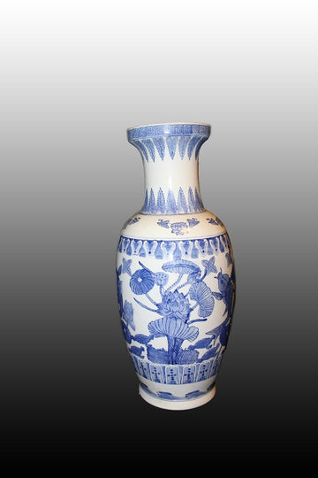 Vase chinois en porcelaine blanche à décor de carpes Koi bleues et de plantes