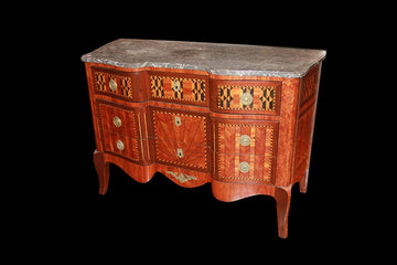 Extraordinaire commode de style Transition française des années 1800 avec de riches motifs incrustés en marbre et dessus en bronze