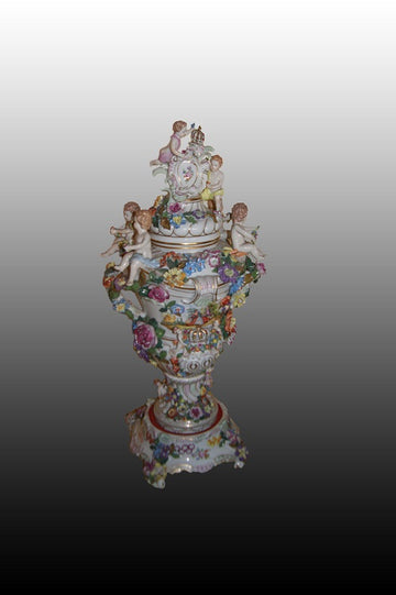 Spectaculaire grand vase central en porcelaine de Dresde richement décorée