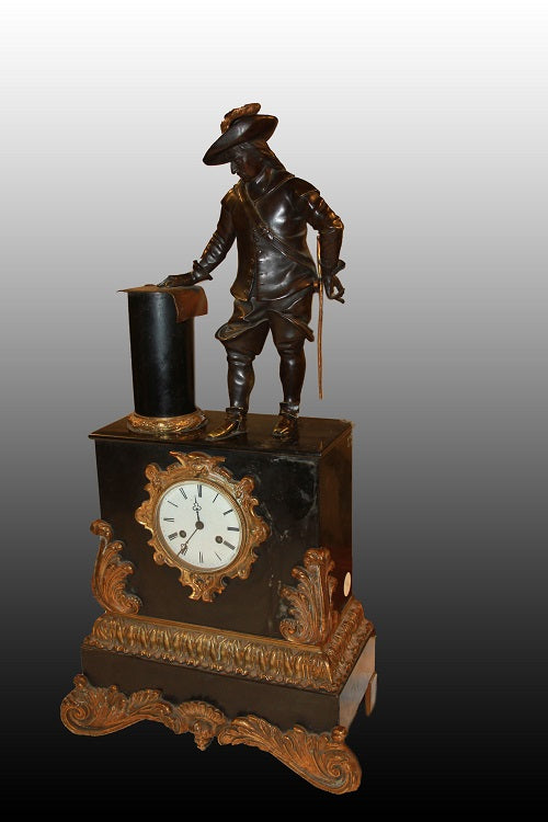 Orologio da tavolo francese del 1800 in marmo con scultura in bronzo e fregi