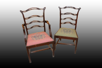 Groupe de 8 chaises anglaises de style Chippendale des années 1800 en bois d'acajou avec assises brodées aux petits points