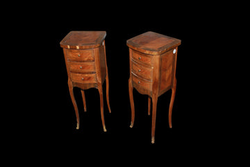 Paire de petites tables de chevet de style Louis XV du 19ème siècle à 3 tiroirs et marqueteries
