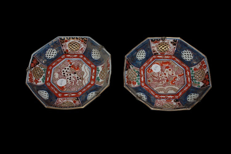 Coppia di piatti cinesi ottagonali in porcellana bianca riccamente dipinta