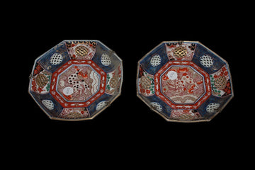 Paire d'assiettes chinoises octogonales en porcelaine blanche richement peinte