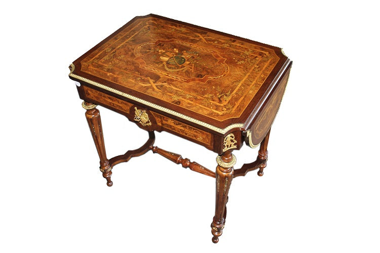 Wertvoller Nierentisch mit Klappen im Stil von Ludwig XVI aus dem 19. Jahrhundert, reich verziert mit Intarsien