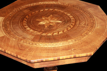 petite Table Sorrento de la première moitié du 19ème siècle avec un plateau octogonal richement marqueté