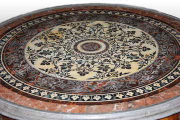 Petite Belle table basse avec plateau en marbre scagliola richement décoré