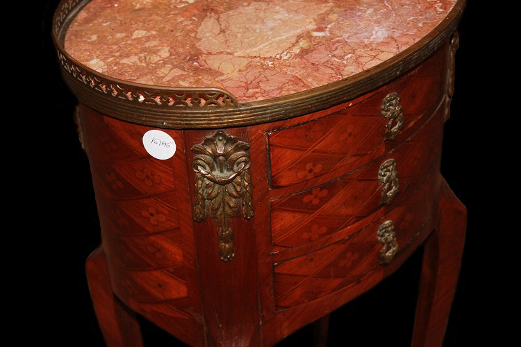 Piccolo tavolino comodino francese stile Luigi XV del 1800 con marmo, bronzi ed intarsi