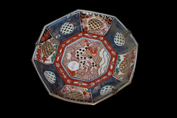 Paire d'assiettes chinoises octogonales en porcelaine blanche richement peinte