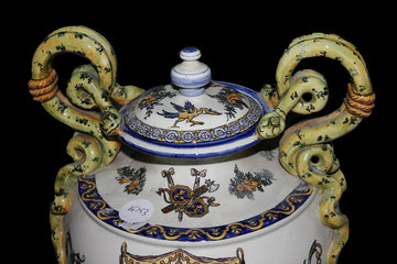 Grand vase français en céramique du début des années 1900 avec couvercle richement décoré