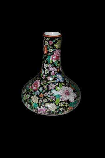 Paire de vases chinois monofleurs richement décorés de motif floral